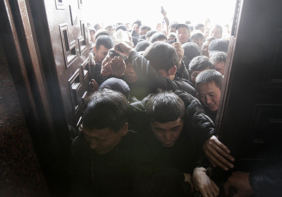 Kyrgyzstan: Protesters break through an entrance of Kyrgyz government headquarters 