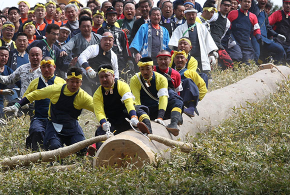 24 hours in pictures: onbashira festival 