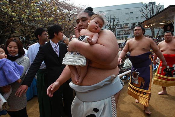 24 hours in pictures: Yasukuni sumo festival