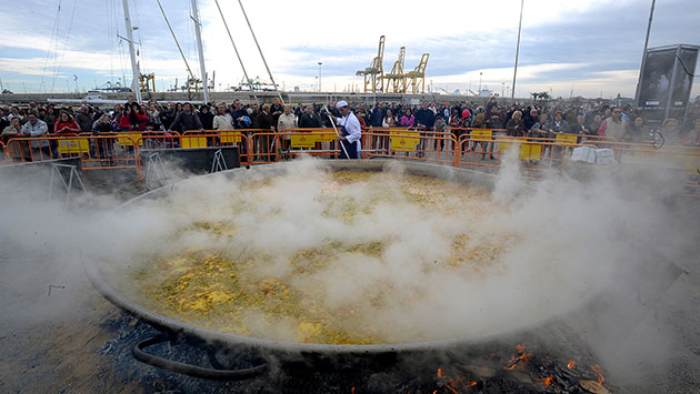 Big Food: A giant paella