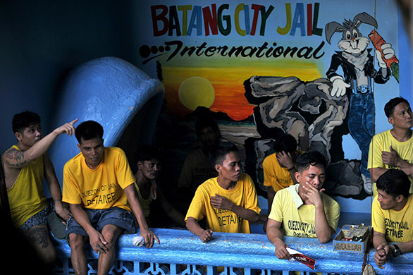 Philippine elections: Inmates await their turn to vote at the Quezon City Jail