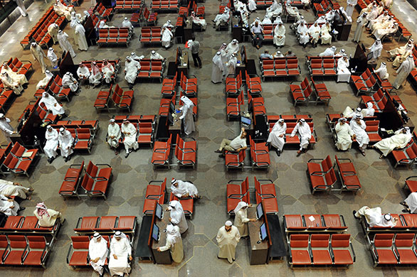 24 hours in pictures: Kuwait City, Kuwait: Traders at the Kuwaiti stock exchange