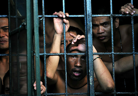 24 hours in pictures: Quezon City, Philippines: Inmates wait to vote at the Quezon City Jail