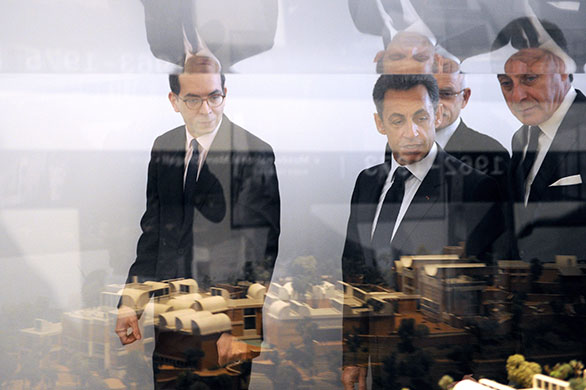 Metz Pompidou: Nicolas Sarkozy looks at a building model