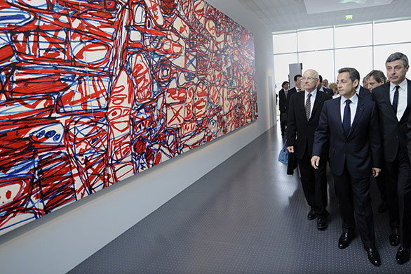 Metz Pompidou: Nicolas Sarkozy looks at a painting