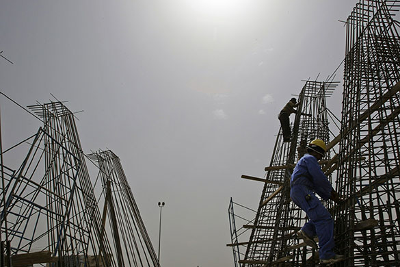 24 hours in pictures: Iraqi workers build a bridge
