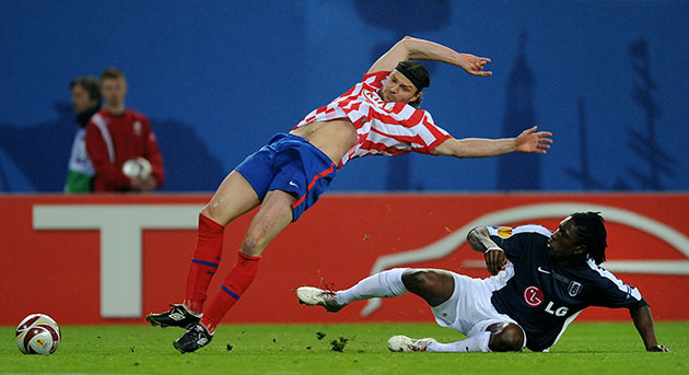 Europa League: Tomas Ujfalusi feels the full force of Dickson Etuhu's challenge