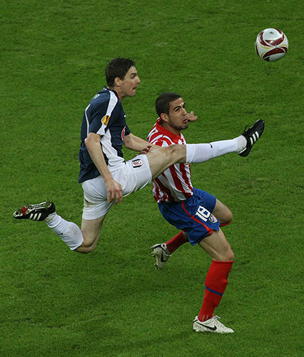 Europa League: Zoltan Gera acrobatically keeps the ball away from Alvaro Dominguez