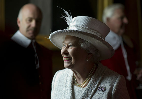 24 hours in pictures: London, UK: The Queen visits the Company of Pikemen and Musketeers