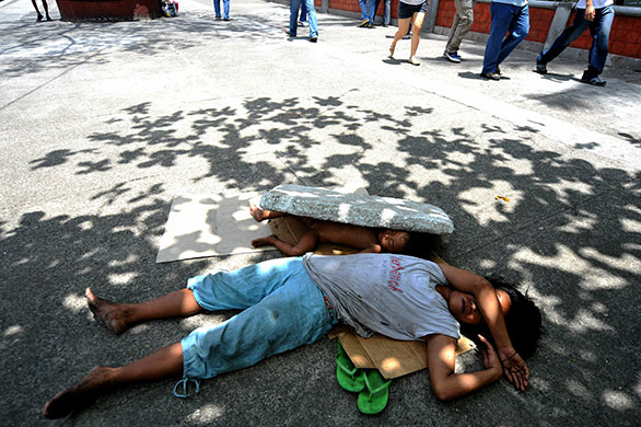 24 hours in pictures: Luneta, Philippines: A homeless mother with her child