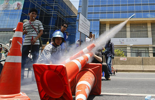 Thailand protests: Anti-government protestors fire home made rockets at soldiers