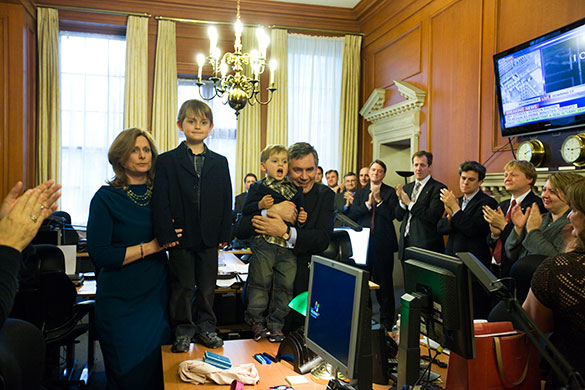Guardian election: Gordon Brown and family leave Downing St applauded by political staff 