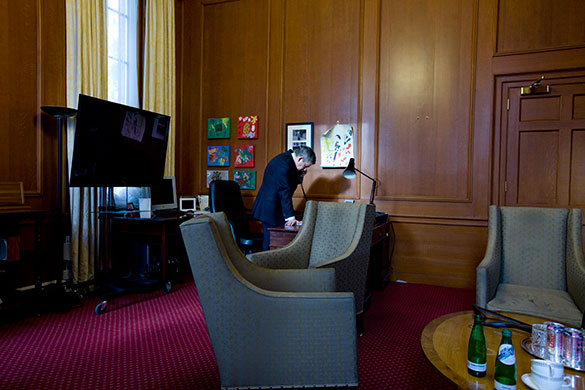 Guardian election: Gordon Brown takes phone call from Nick Clegg  that decides his resignation