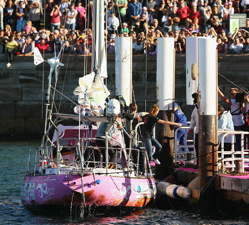 Jessica Watson is greeted by her family as she steps back on dry land in Sydney
