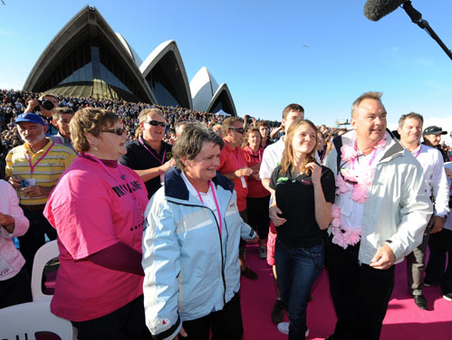 Jessica Watson with her father and mother in front of welcoming crowds at Sydney Opera House