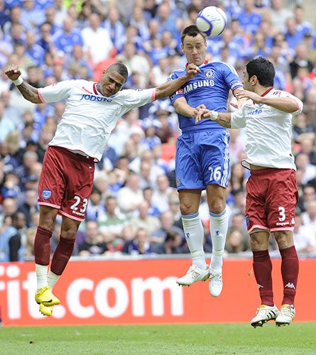 FA Cup Final: John Terry hits the bar with a header