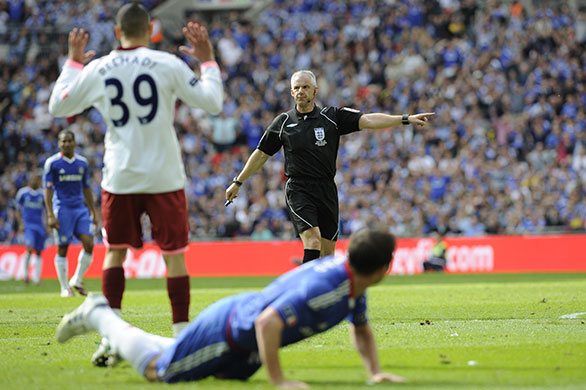 FA Cup Final: Referee points to the spot, penalty to Chelsea 