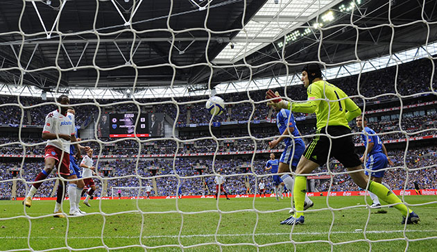 FA Cup Final: Petr Cech makes a stunning one-handed reaction save
