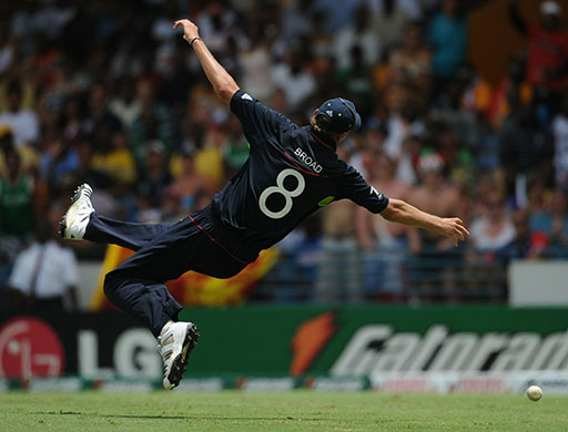 world twenty20 final: Chris Broad badly misjudges a catch to off the batting of David Hussey 