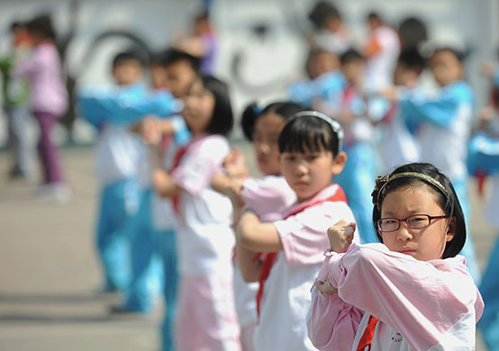 24 hours in pictures: Chinese students practice self-denfence