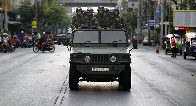 bangkok standoff: Army soldiers advance towards a barricade in Bangkok