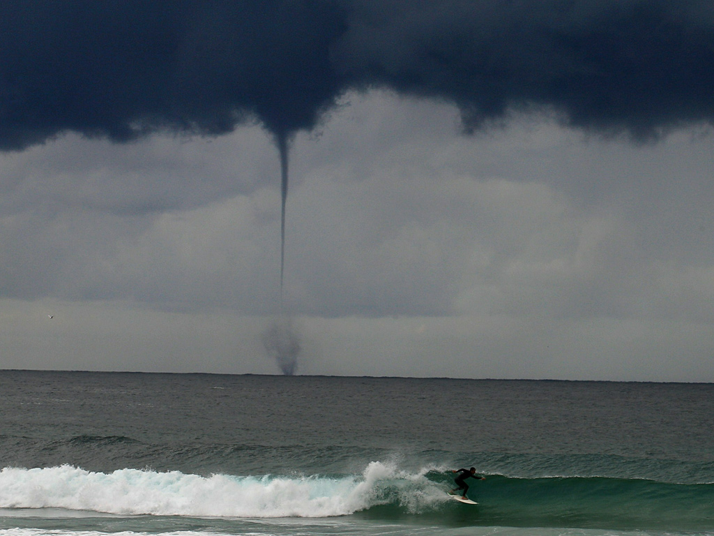http://static.guim.co.uk/sys-images/Guardian/Pix/pictures/2010/5/18/1274168733618/tornado-in-Australia-002.jpg