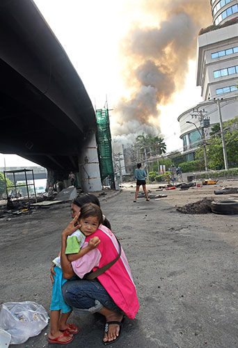 Thai clashes: A Thai woman comforts her daughter