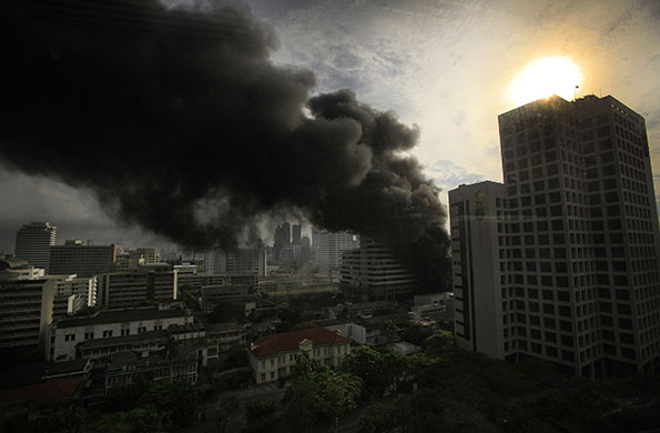protests in Thailand: Thick black smoke behind the main Chulalongkorn hospital