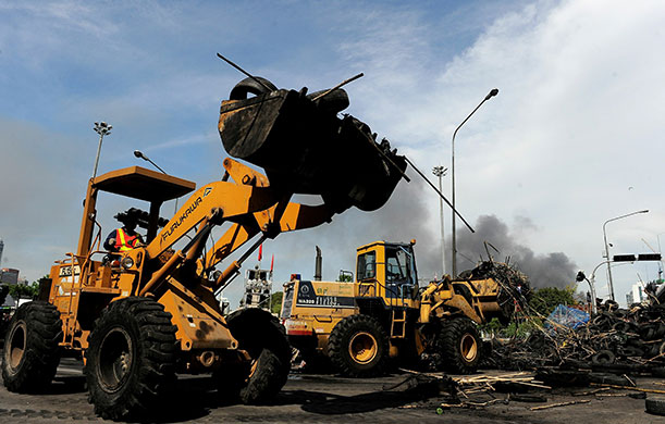 Bangkok crackdown: Civic authorities use front loaders