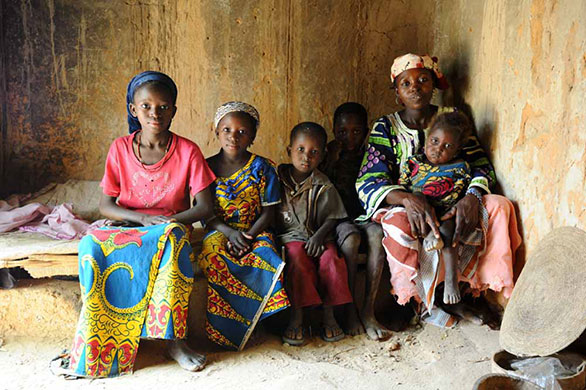 Niger Children: Nana with her five children at home, Chabar, Tessaoua, Niger