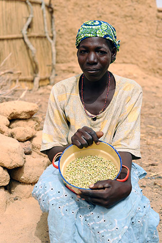 Niger Children: Homa with 'hanza' berries that are eaten when no other food is available