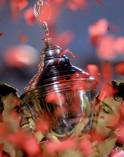 24 sport: Penarol's players hold the Uruguayan league trophy 