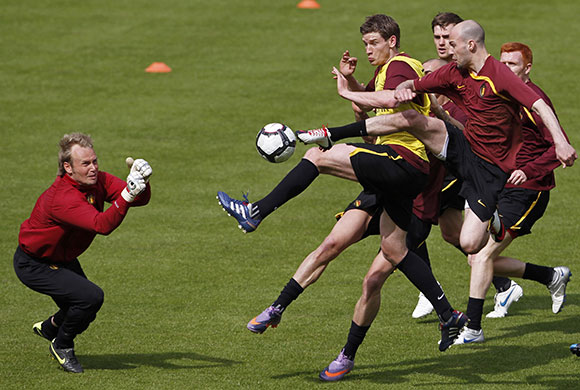 24 sport: Belgiums Jean-Francois Gillet, Jan Vertonghen and Laurent Ciman