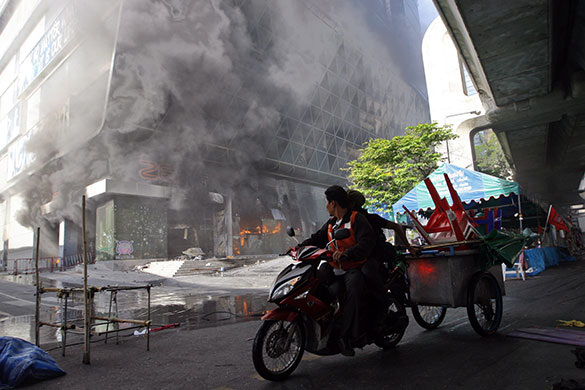 red shirt protesters: Anti government protesters evacuate their belongings 