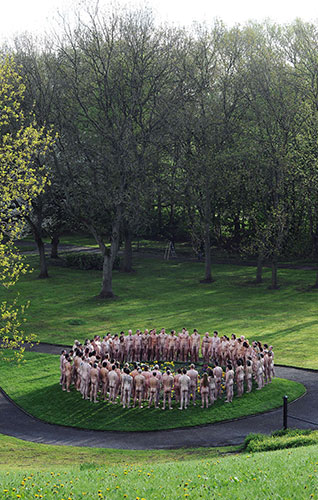 Spencer Tunick: Models stand in circle