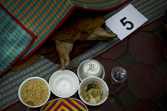 Thailand: The dead body of an anti-government protester killed