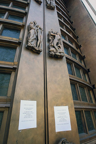 Paris art theft: Notices posted at the entrance