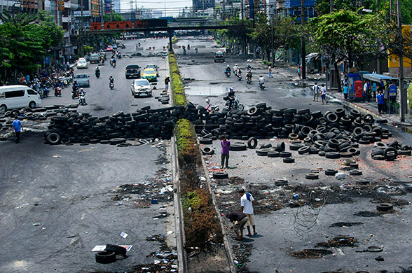 Thailand clean up: Thai residents check out damage along Rama IV Road 