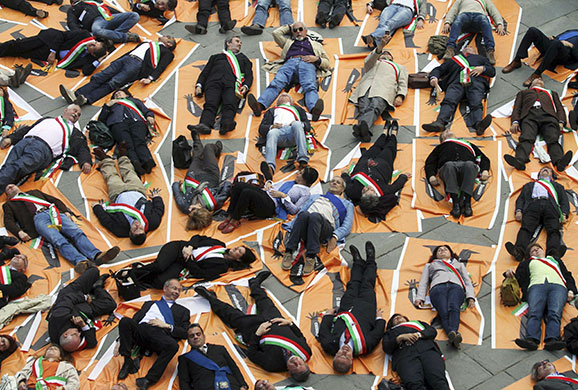 24 hours in pictures: Florence, Italy: Mayors protest against the rigidity of the Stability Pact