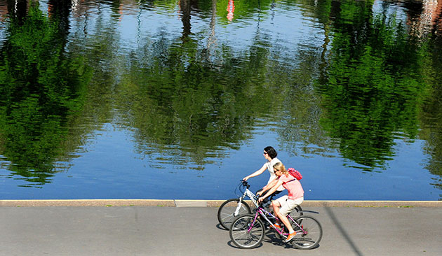 Sunny weather: Cyclists enjoy the warm weather on Nottingham's river Trent