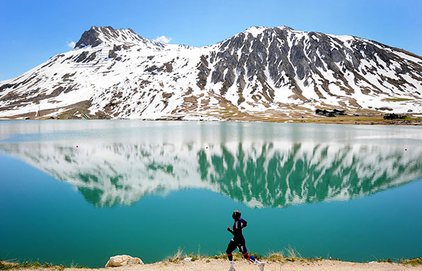 24 Hours in Pics: French defender Sagna trains around a lake in the Alps