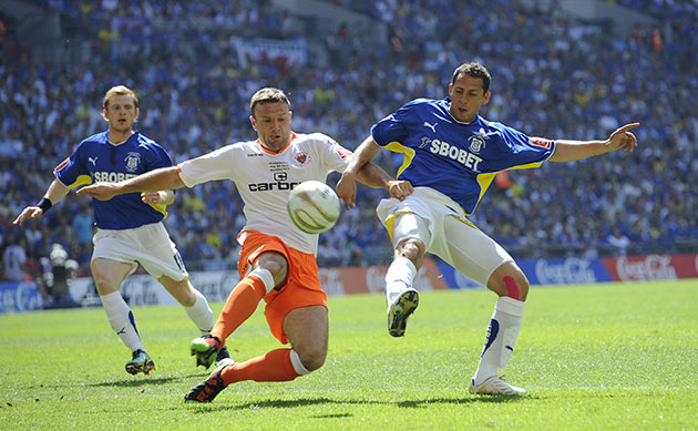 Play Off Final: Chopra beats Evatt to the ball and hits the bar 