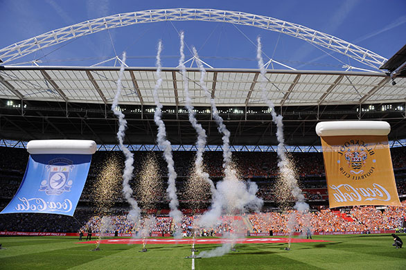Play Off Final: Fireworks as teams come out