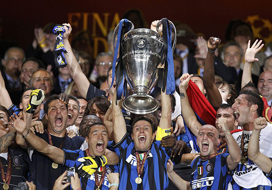 Champions League Final: Inter Milan's captain Zanetti lifts the Champions League trophy