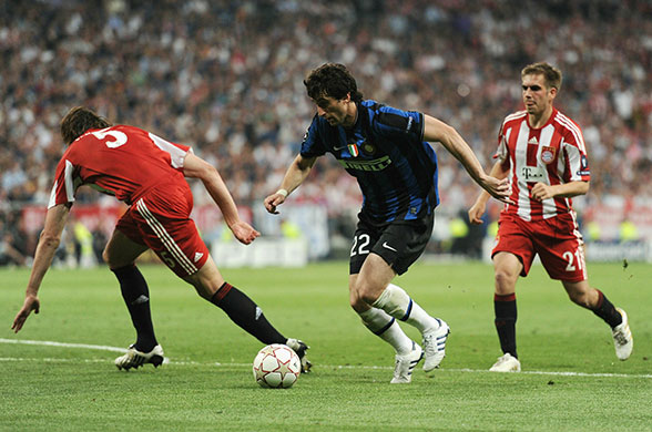 Champions League Final: Milito beats Van Buyten