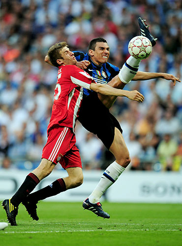 Champions League Final: Lucio beats Thomas Mueller to the ball