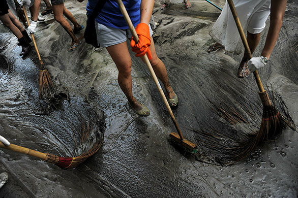 24hours: Municipal workers and volunteers clean u