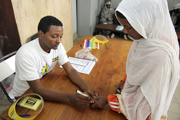 Ethiopia elections: A voter is marked on her thumb by an electoral staff in Addis Ababa
