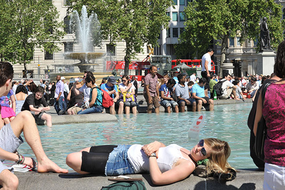 weather: People cool off in the Trafalgar Square fountains in London
