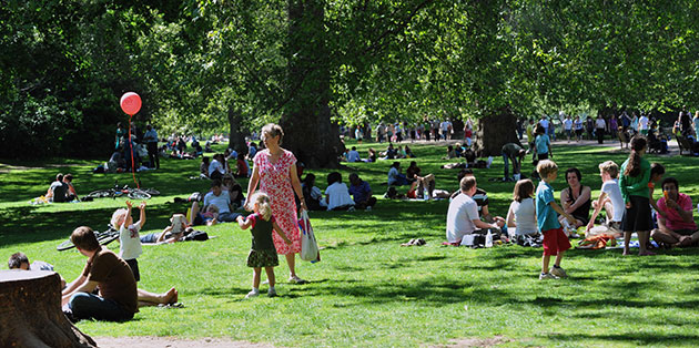 weather: People picnic in St James's Park